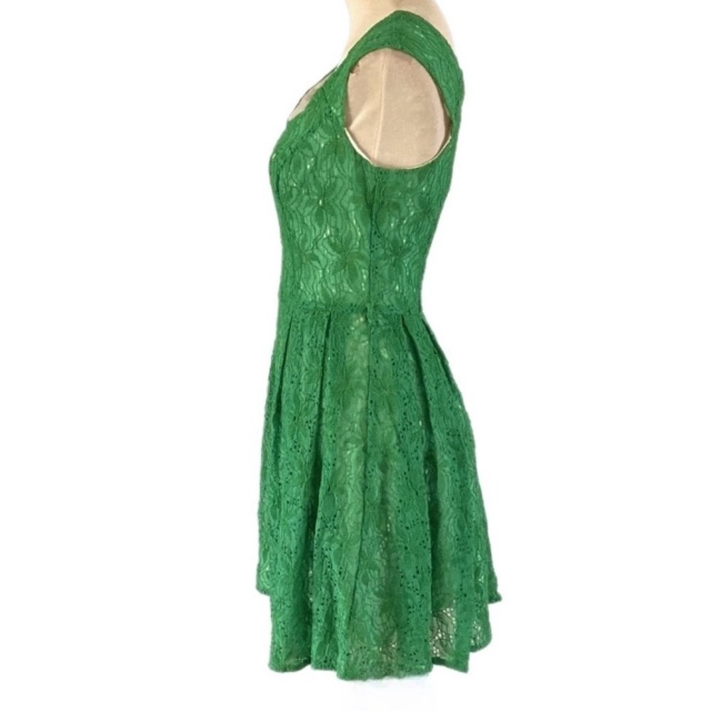 REVIEW emerald green vintage lace fit & flare Dress - Picture 3 of 9